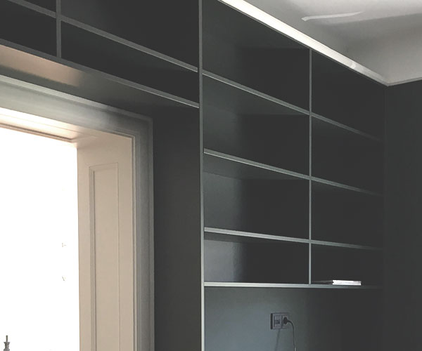 Platsbyggd bokhylla på Östermalm i Stockholm - ovandel