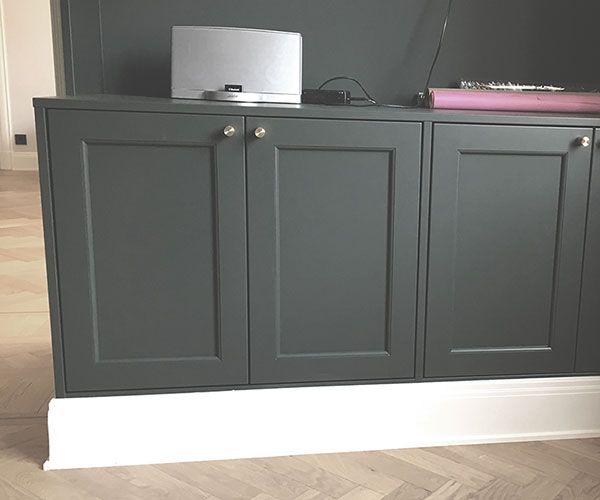 Platsbyggd bokhylla Östermalm Stockholm - underdel